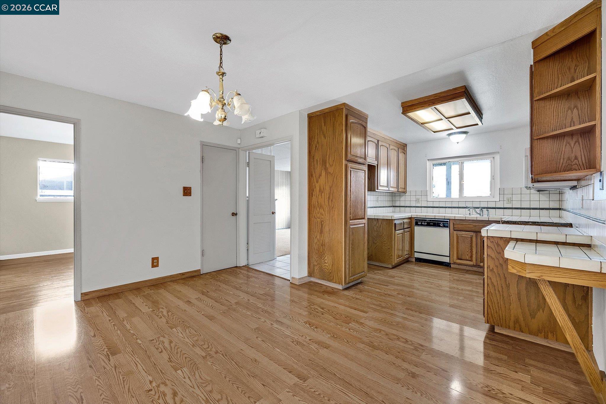 Detail Gallery Image 10 of 41 For 2075 Costa Ct, Pinole,  CA 94564 - 6 Beds | 3 Baths