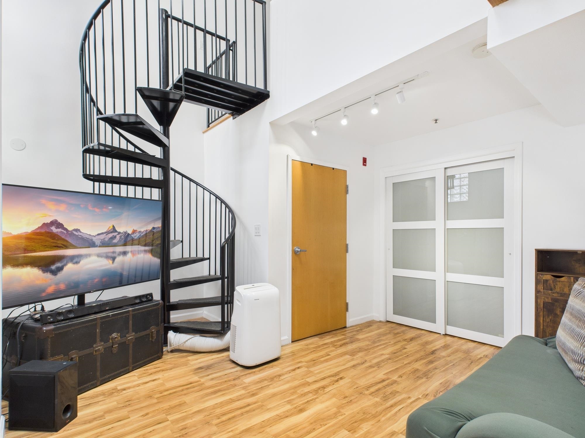 Detail Gallery Image 11 of 23 For 3116 Adeline St #112,  Oakland,  CA 94608 - 1 Beds | 1/1 Baths