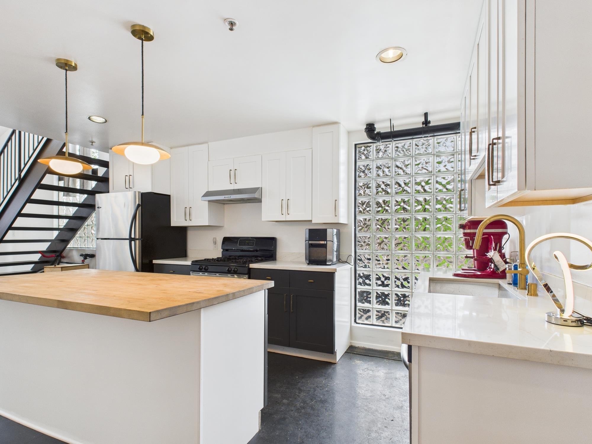 Detail Gallery Image 3 of 23 For 3116 Adeline St #112,  Oakland,  CA 94608 - 1 Beds | 1/1 Baths
