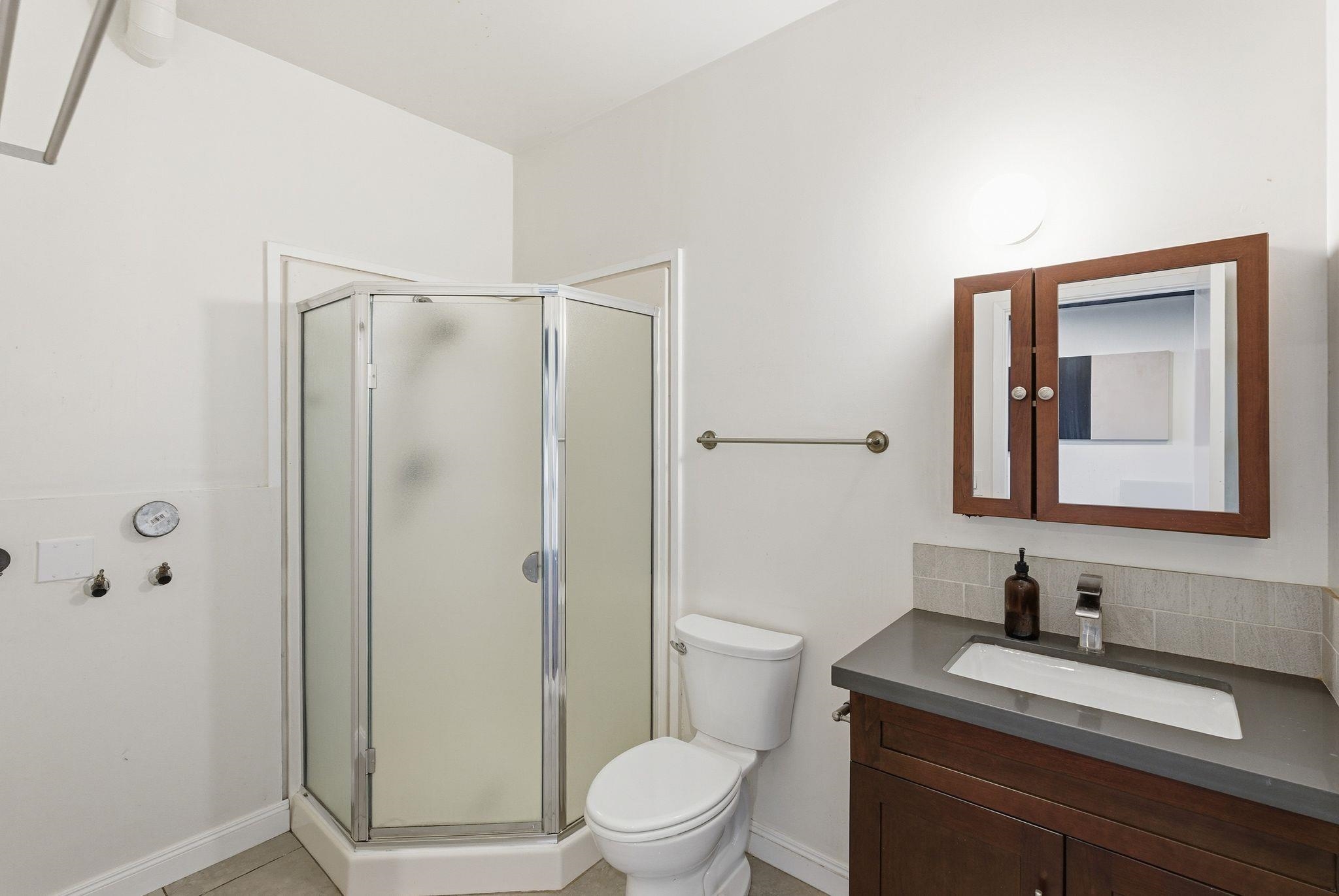 Detail Gallery Image 11 of 30 For 1004 9th Ave, Oakland,  CA 94606 - 1 Beds | 1/1 Baths