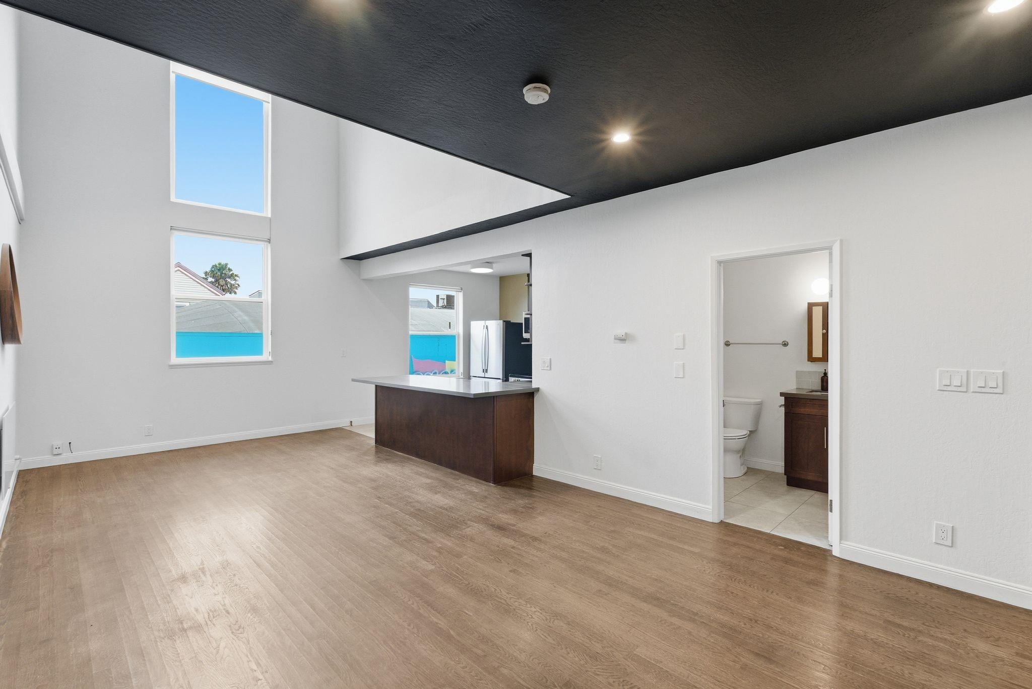 Detail Gallery Image 4 of 30 For 1004 9th Ave, Oakland,  CA 94606 - 1 Beds | 1/1 Baths