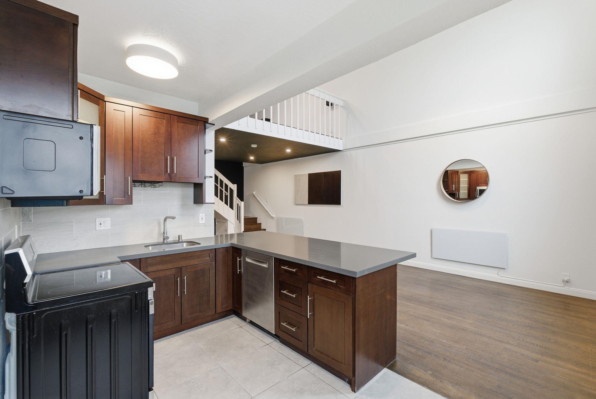 Detail Gallery Image 8 of 30 For 1004 9th Ave, Oakland,  CA 94606 - 1 Beds | 1/1 Baths