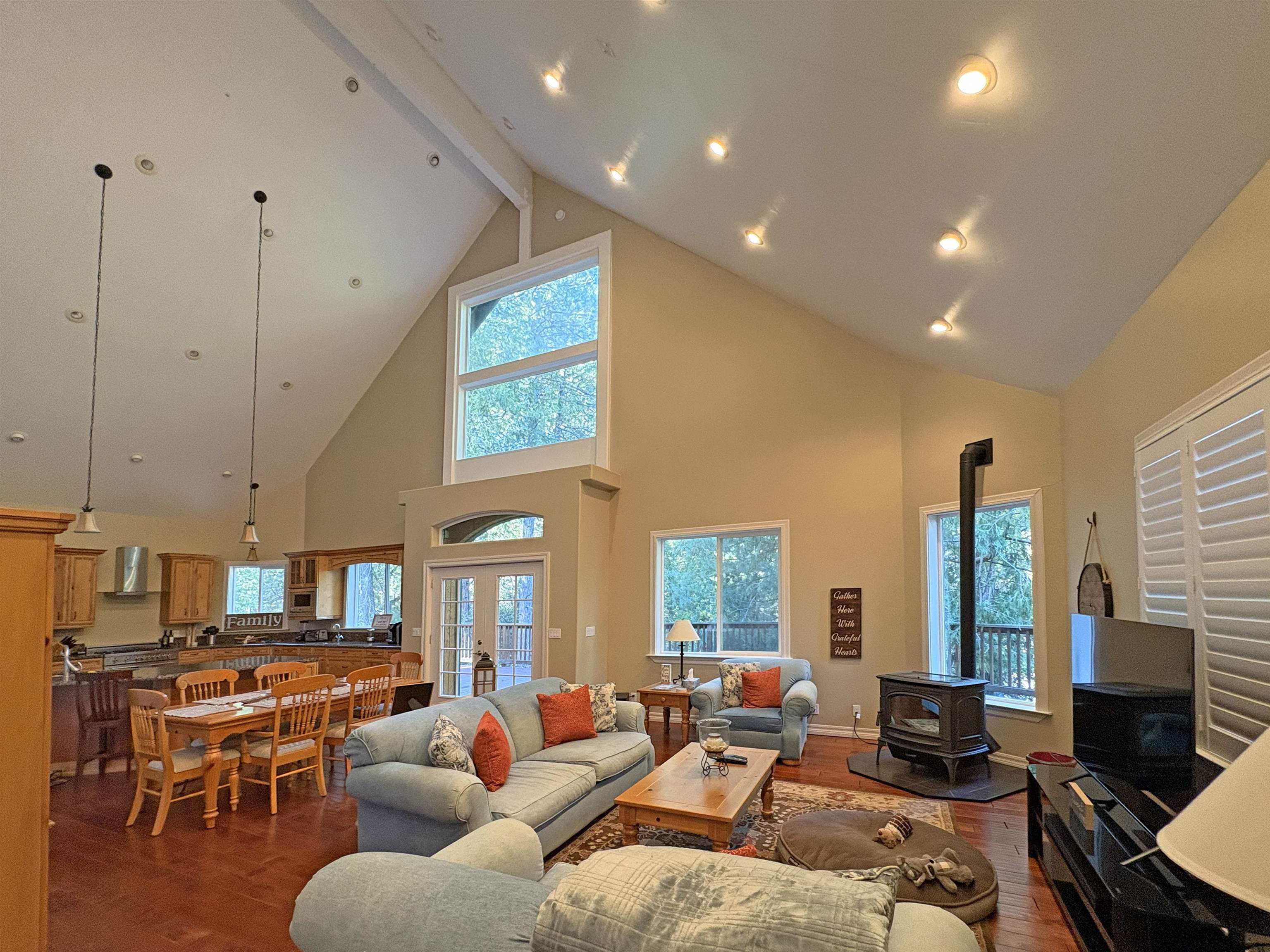 Detail Gallery Image 11 of 53 For 20015 Pine Mountain Drive, Groveland,  CA 95321 - 3 Beds | 4 Baths