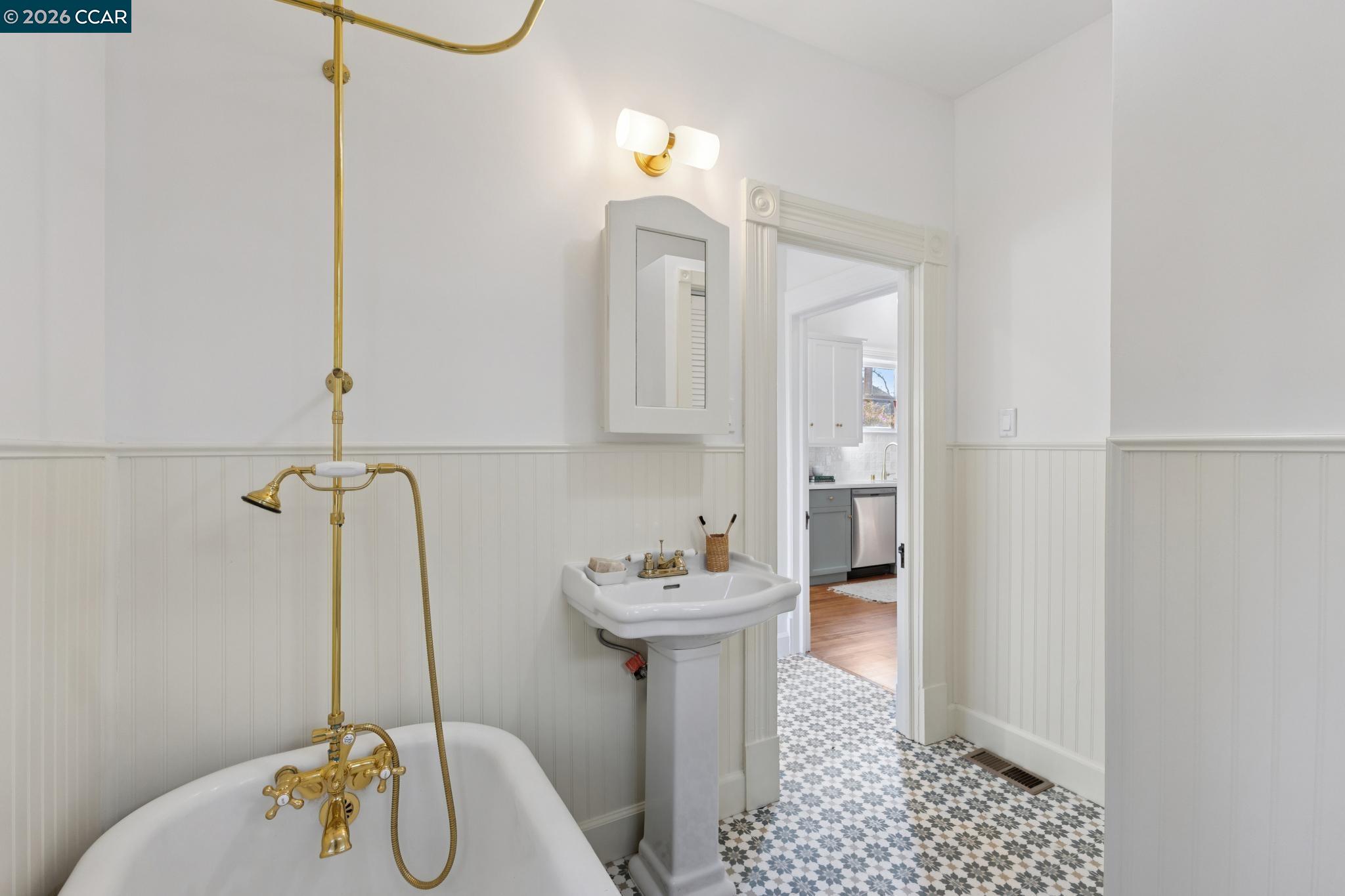 Detail Gallery Image 30 of 59 For 2423 10th St, Berkeley,  CA 94710 - 3 Beds | 2 Baths