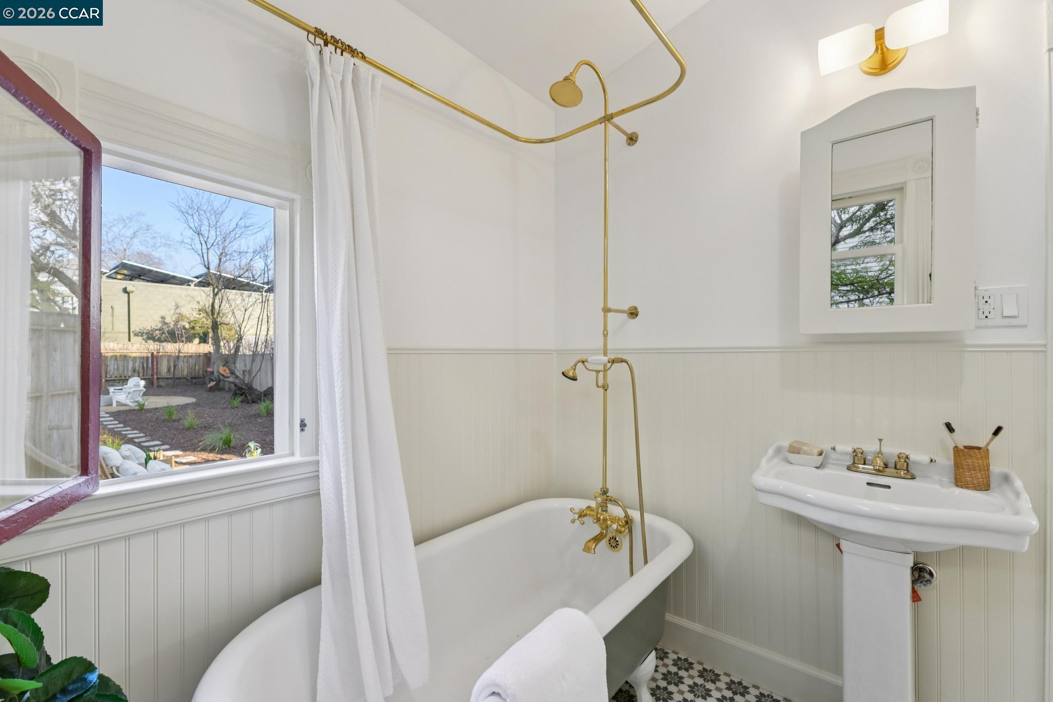 Detail Gallery Image 31 of 59 For 2423 10th St, Berkeley,  CA 94710 - 3 Beds | 2 Baths