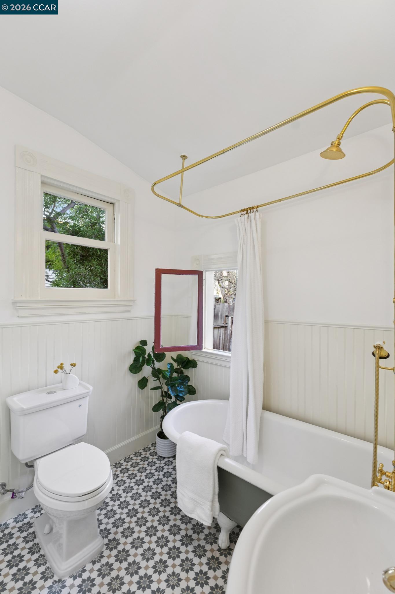 Detail Gallery Image 32 of 59 For 2423 10th St, Berkeley,  CA 94710 - 3 Beds | 2 Baths