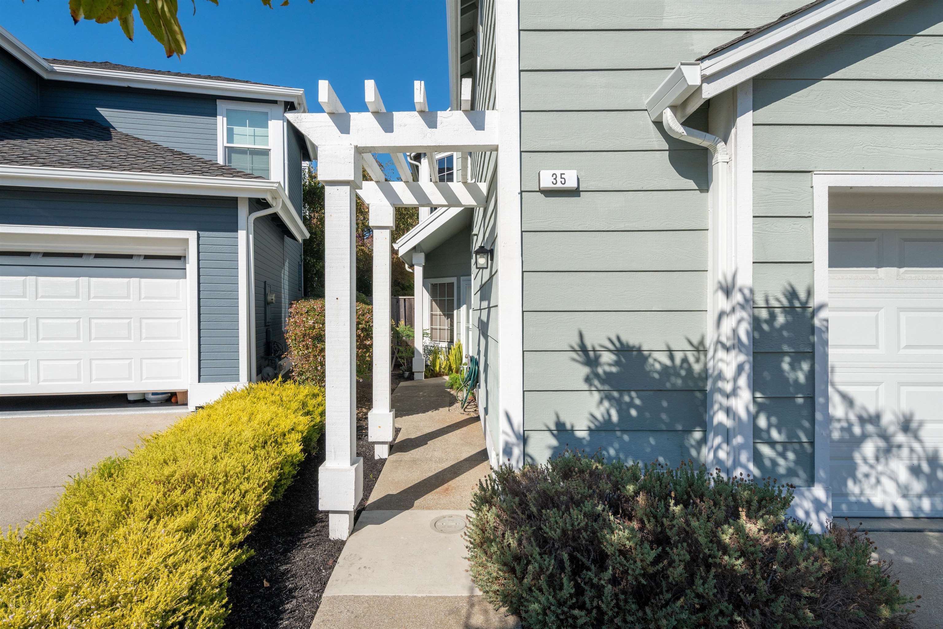 Detail Gallery Image 3 of 60 For 35 Southwind Cir, Richmond,  CA 94804 - 4 Beds | 2/1 Baths
