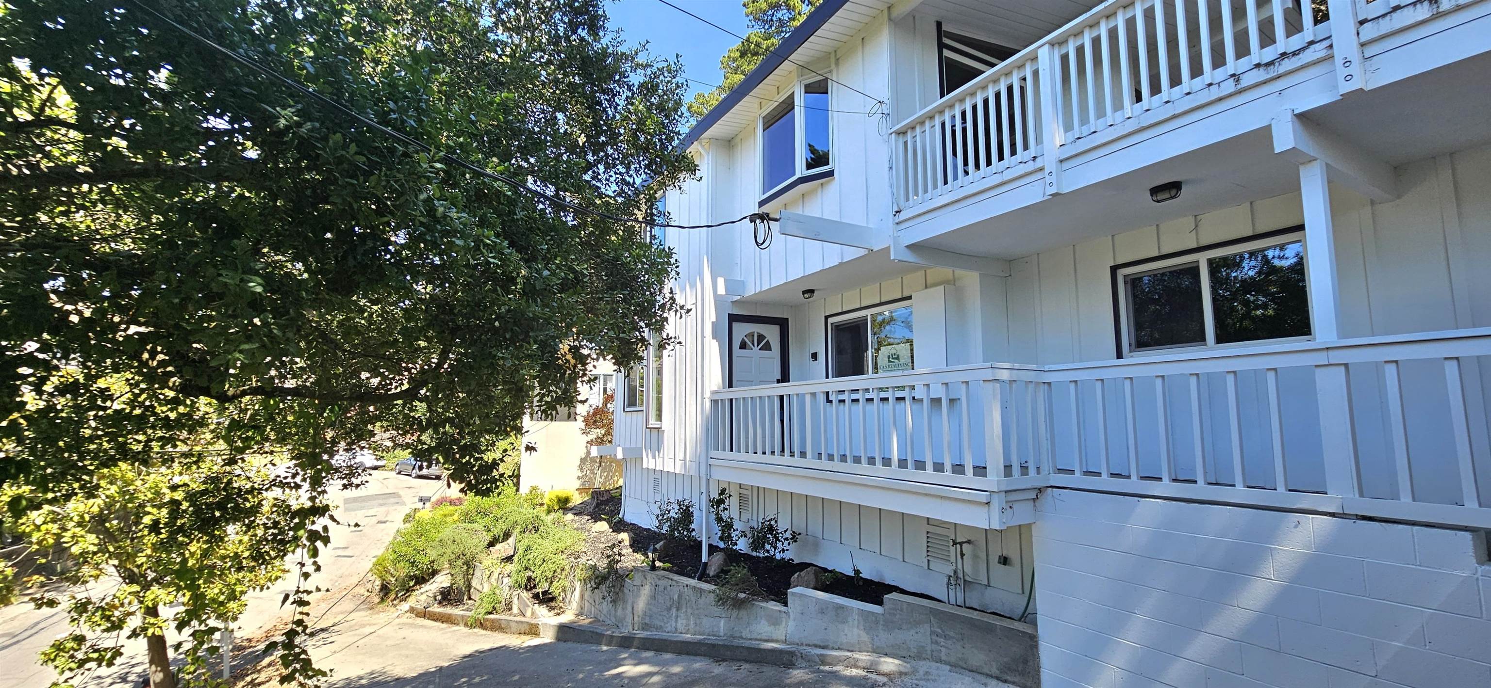 Detail Gallery Image 2 of 32 For 7030 Snake Rd, Oakland,  CA 94611 - 4 Beds | 2 Baths