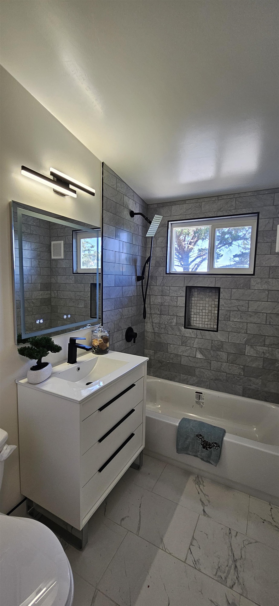 Detail Gallery Image 16 of 32 For 7030 Snake Rd, Oakland,  CA 94611 - 4 Beds | 2 Baths