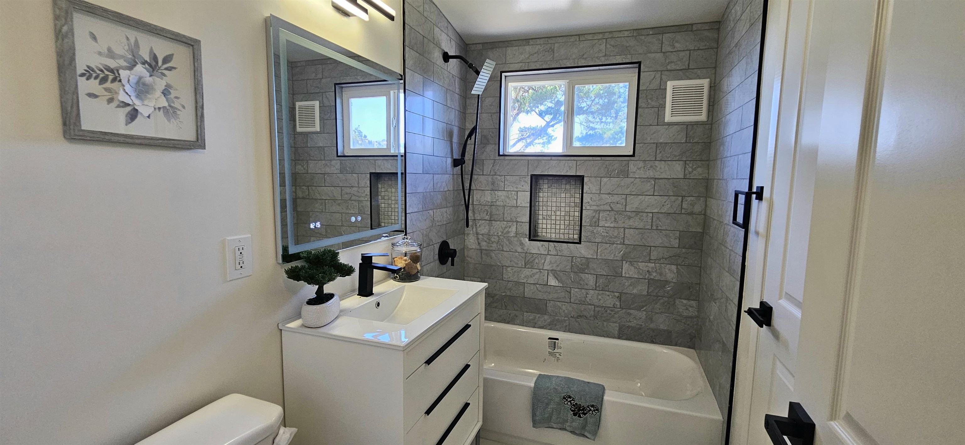 Detail Gallery Image 17 of 32 For 7030 Snake Rd, Oakland,  CA 94611 - 4 Beds | 2 Baths