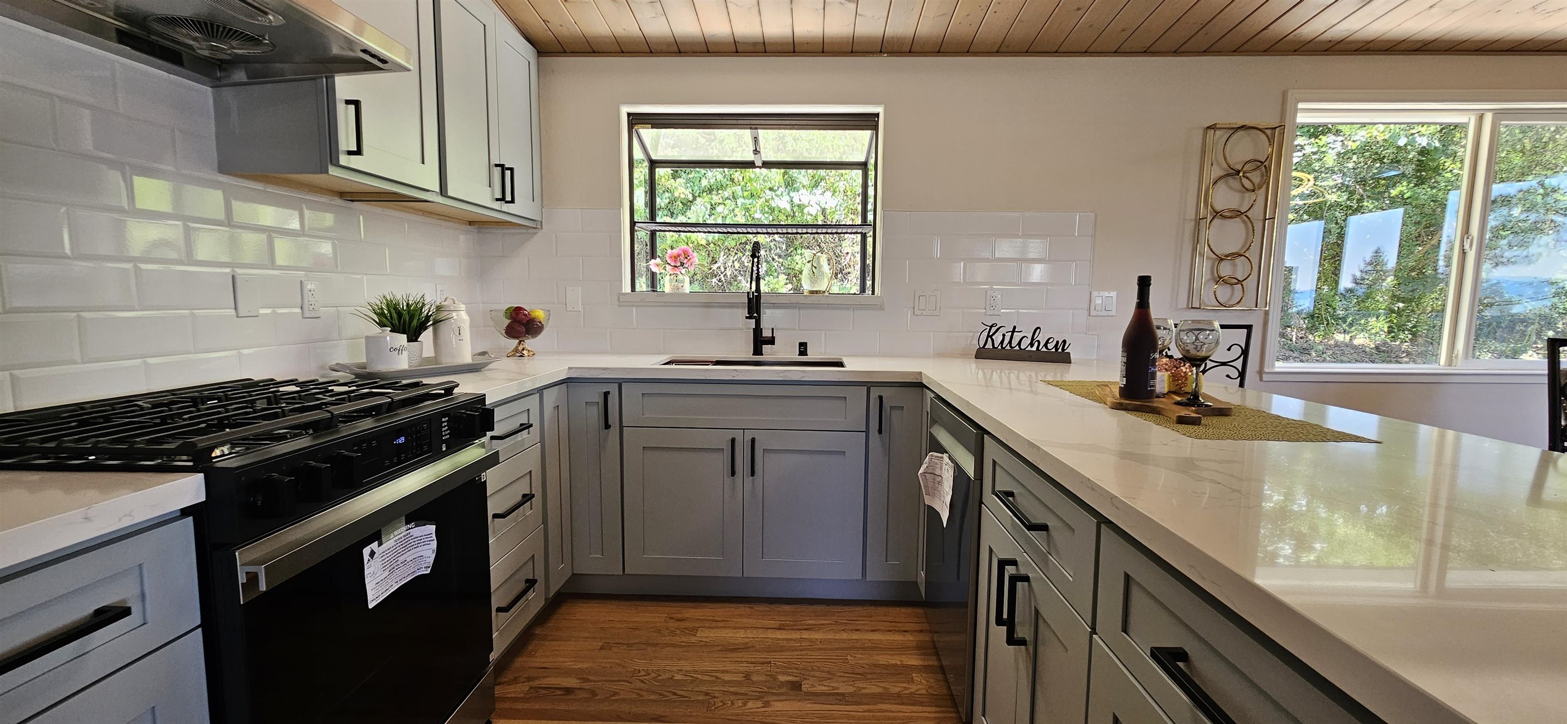 Detail Gallery Image 5 of 32 For 7030 Snake Rd, Oakland,  CA 94611 - 4 Beds | 2 Baths