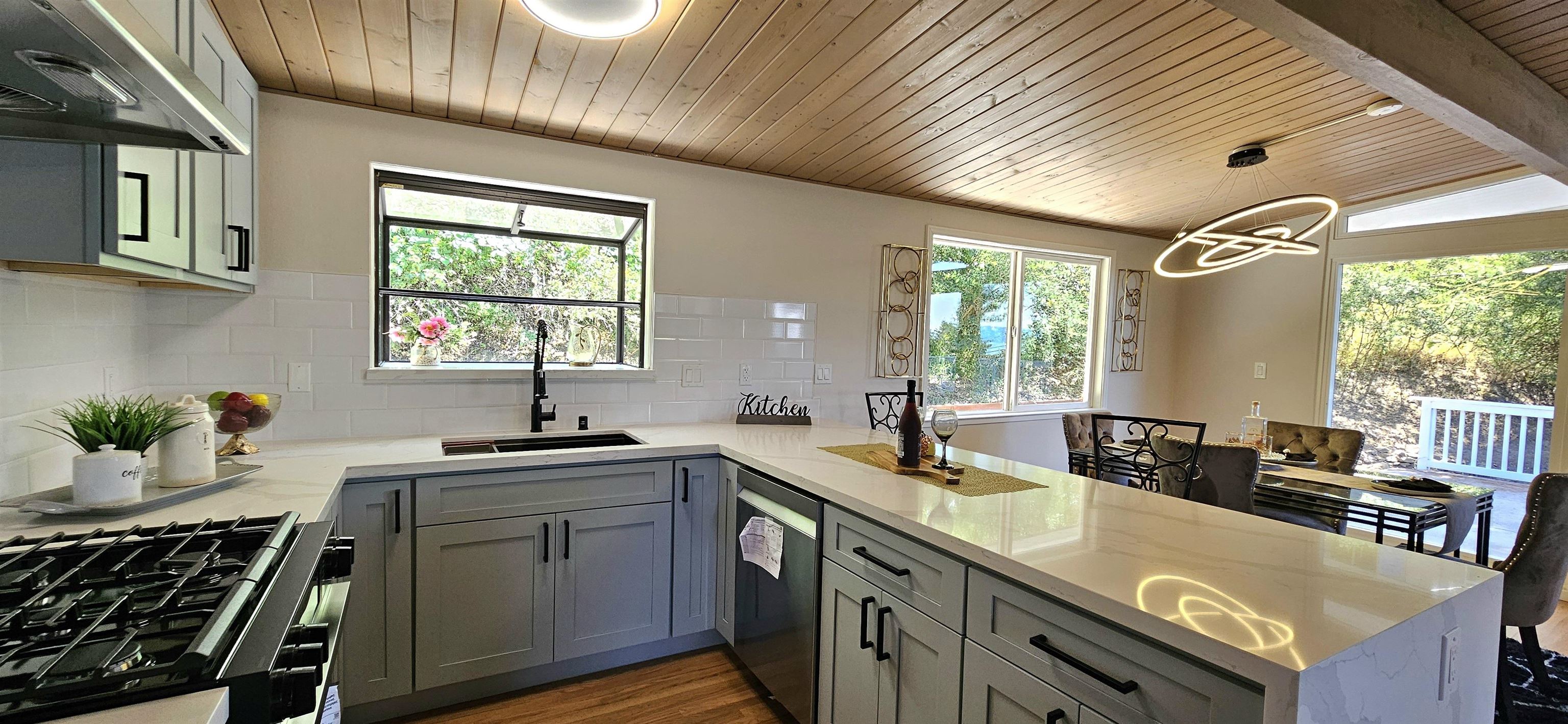 Detail Gallery Image 6 of 32 For 7030 Snake Rd, Oakland,  CA 94611 - 4 Beds | 2 Baths