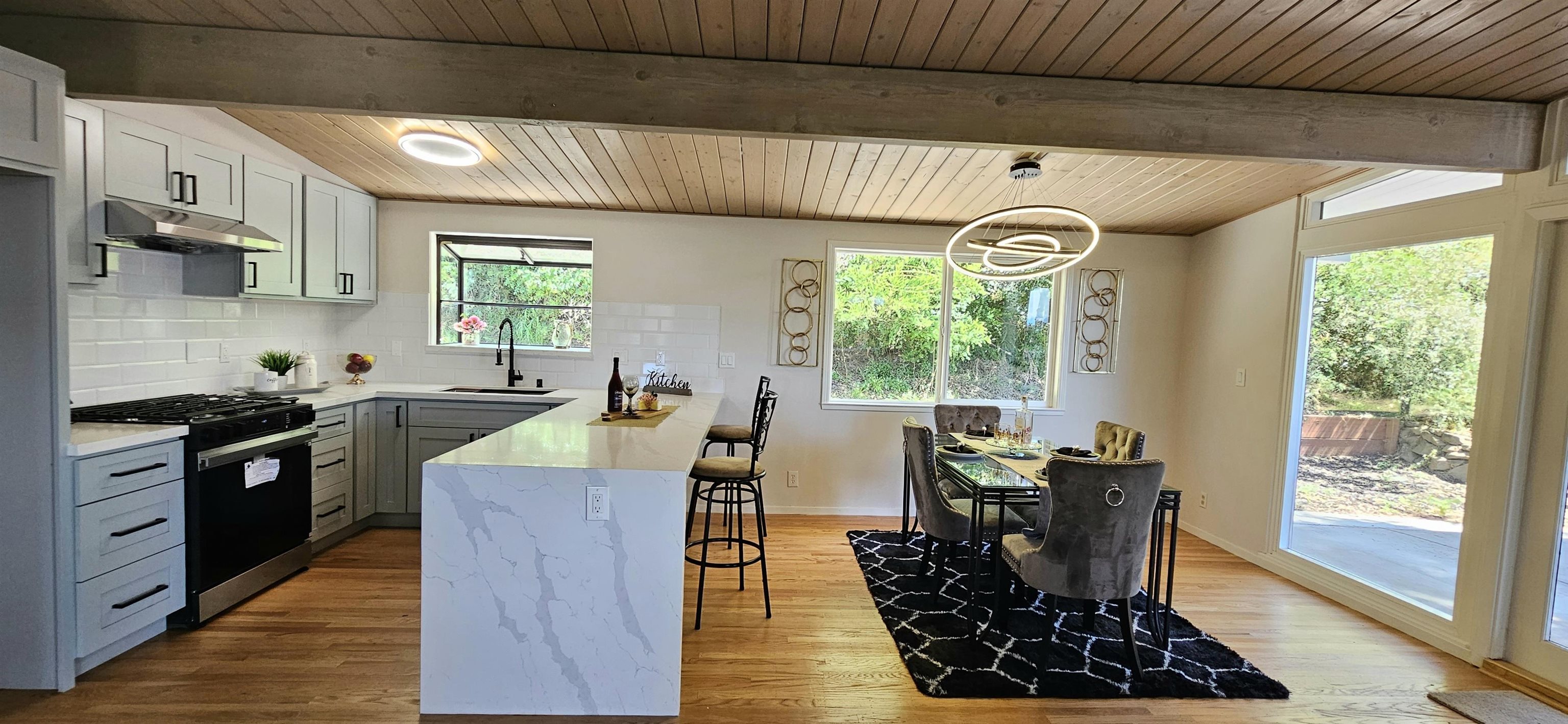 Detail Gallery Image 7 of 32 For 7030 Snake Rd, Oakland,  CA 94611 - 4 Beds | 2 Baths