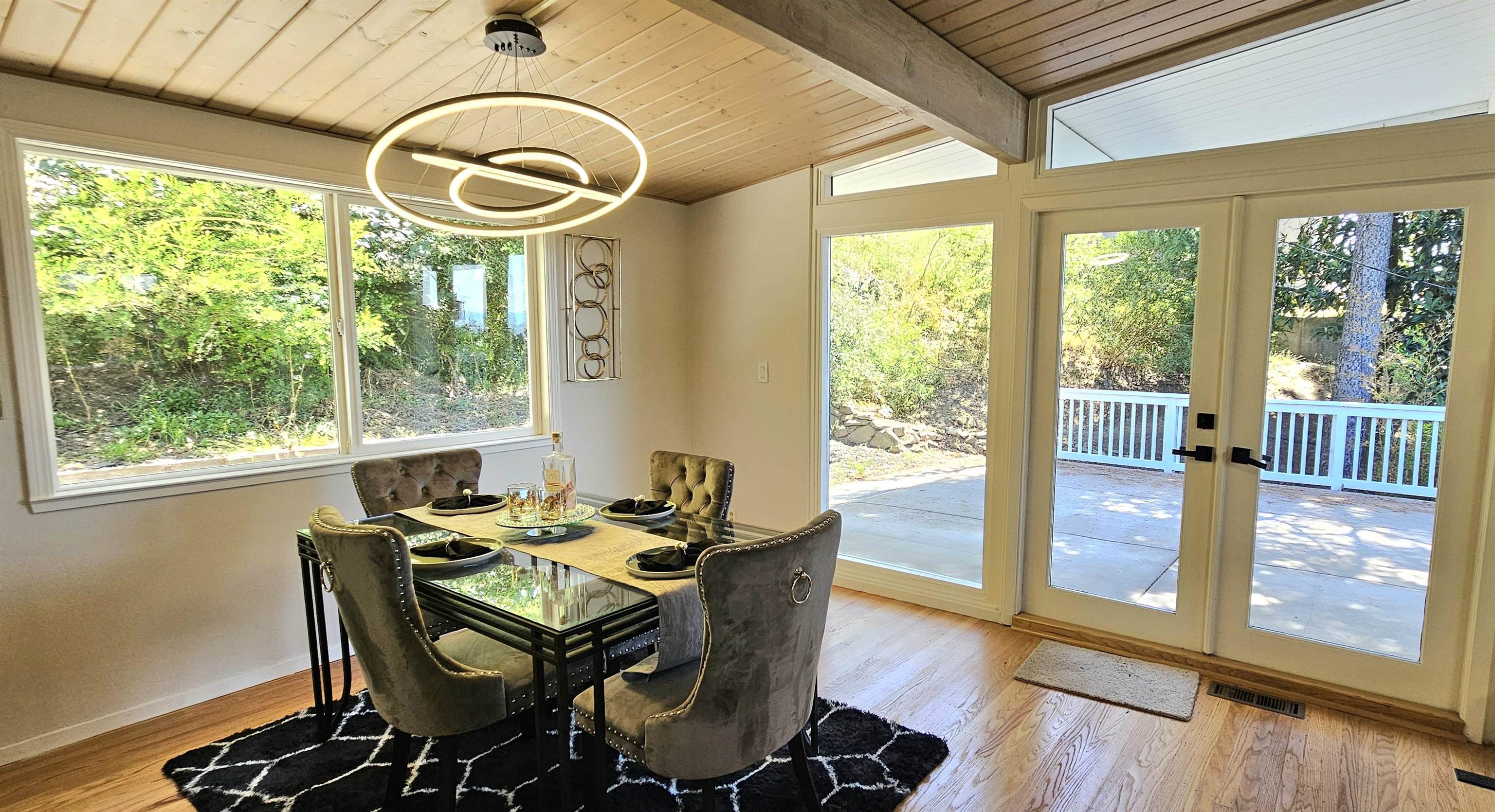 Detail Gallery Image 8 of 32 For 7030 Snake Rd, Oakland,  CA 94611 - 4 Beds | 2 Baths