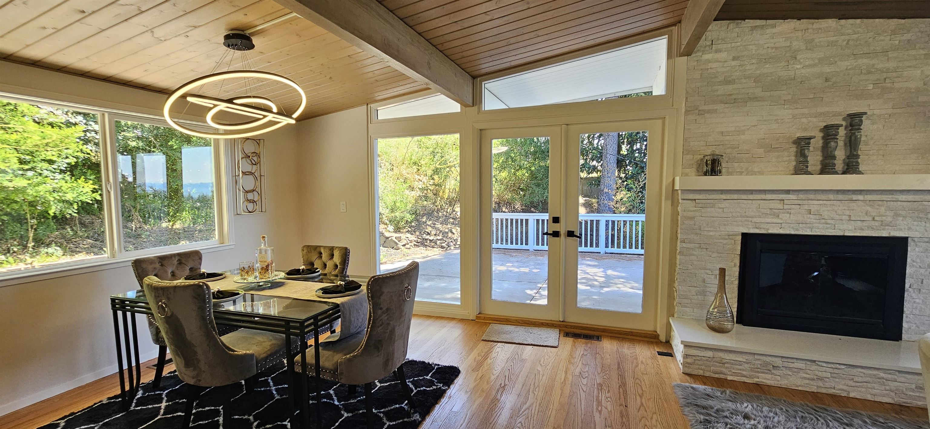 Detail Gallery Image 9 of 32 For 7030 Snake Rd, Oakland,  CA 94611 - 4 Beds | 2 Baths