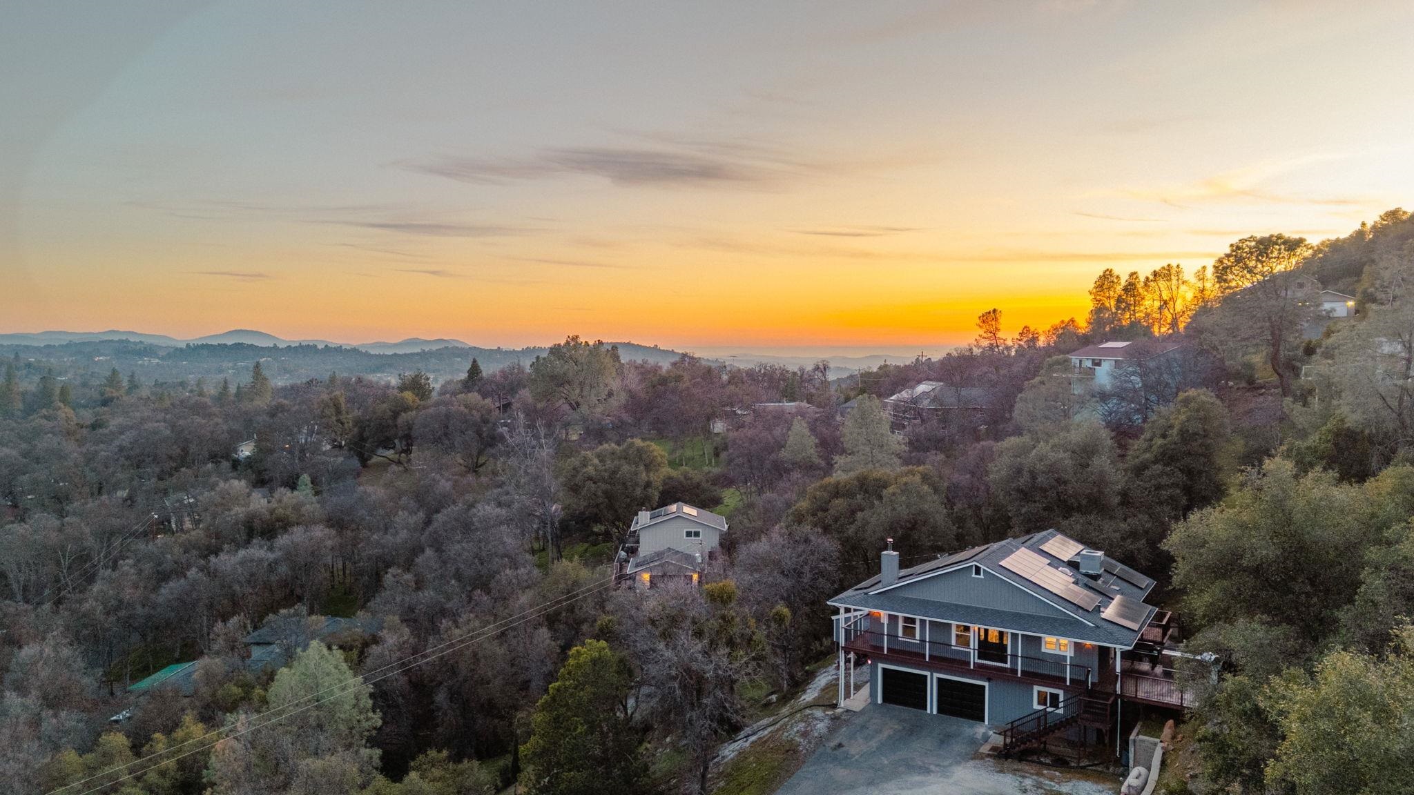 Detail Gallery Image 2 of 60 For 14200 Hillview Ct, Sonora,  CA 95370 - 5 Beds | 3 Baths