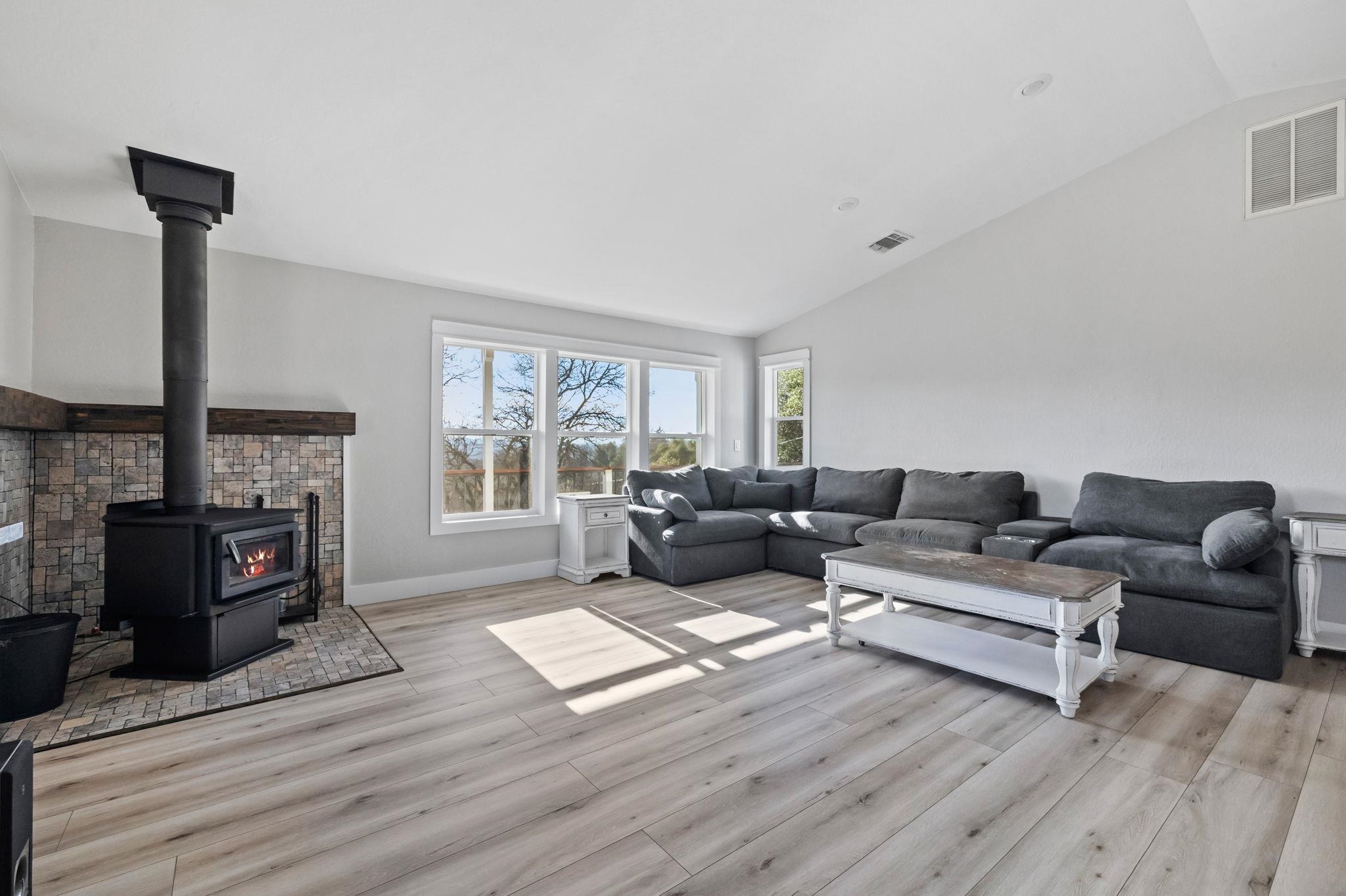 Detail Gallery Image 11 of 60 For 14200 Hillview Ct, Sonora,  CA 95370 - 5 Beds | 3 Baths