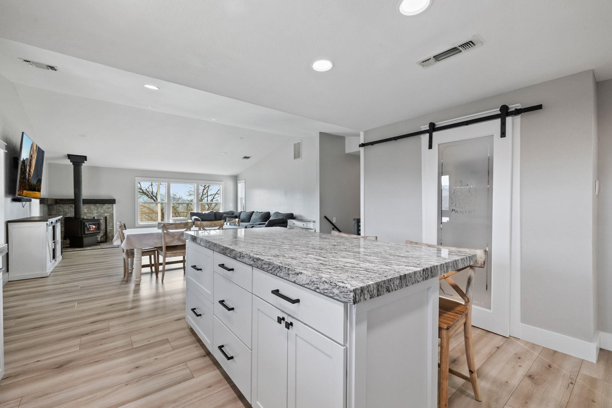 Detail Gallery Image 7 of 60 For 14200 Hillview Ct, Sonora,  CA 95370 - 5 Beds | 3 Baths