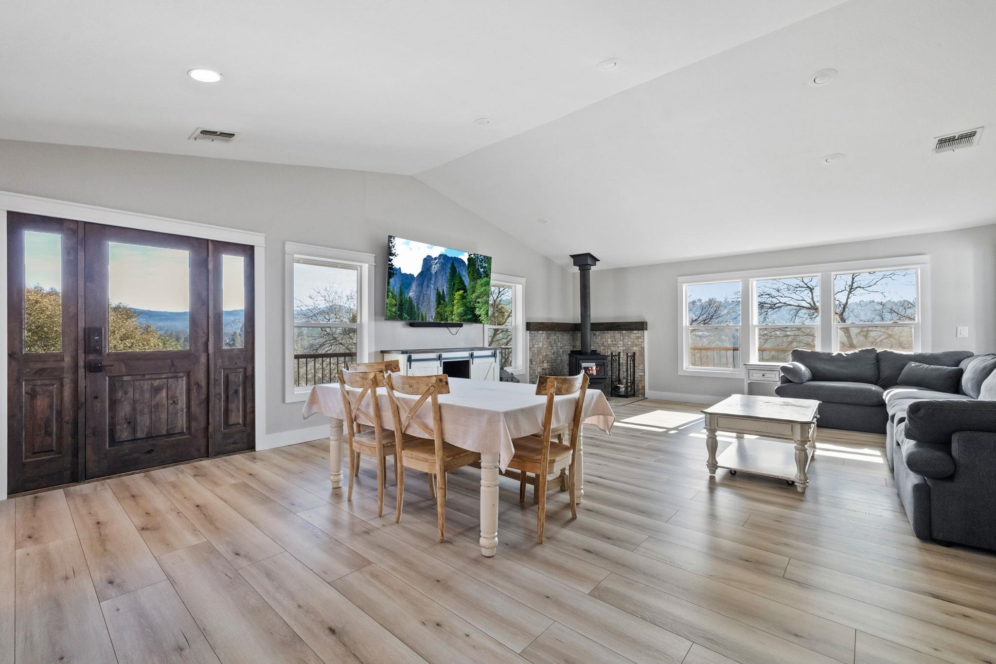 Detail Gallery Image 9 of 60 For 14200 Hillview Ct, Sonora,  CA 95370 - 5 Beds | 3 Baths