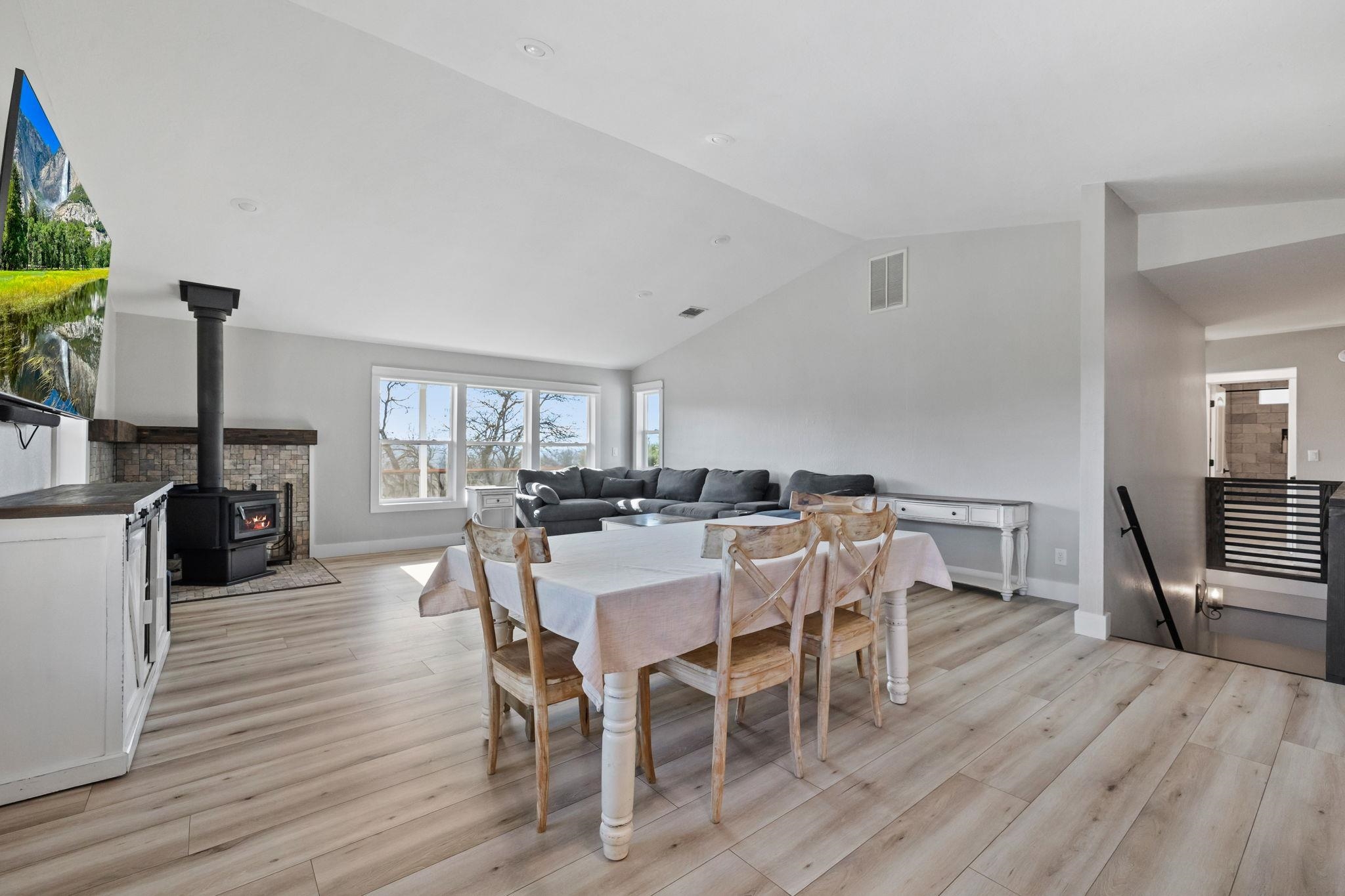 Detail Gallery Image 10 of 60 For 14200 Hillview Ct, Sonora,  CA 95370 - 5 Beds | 3 Baths