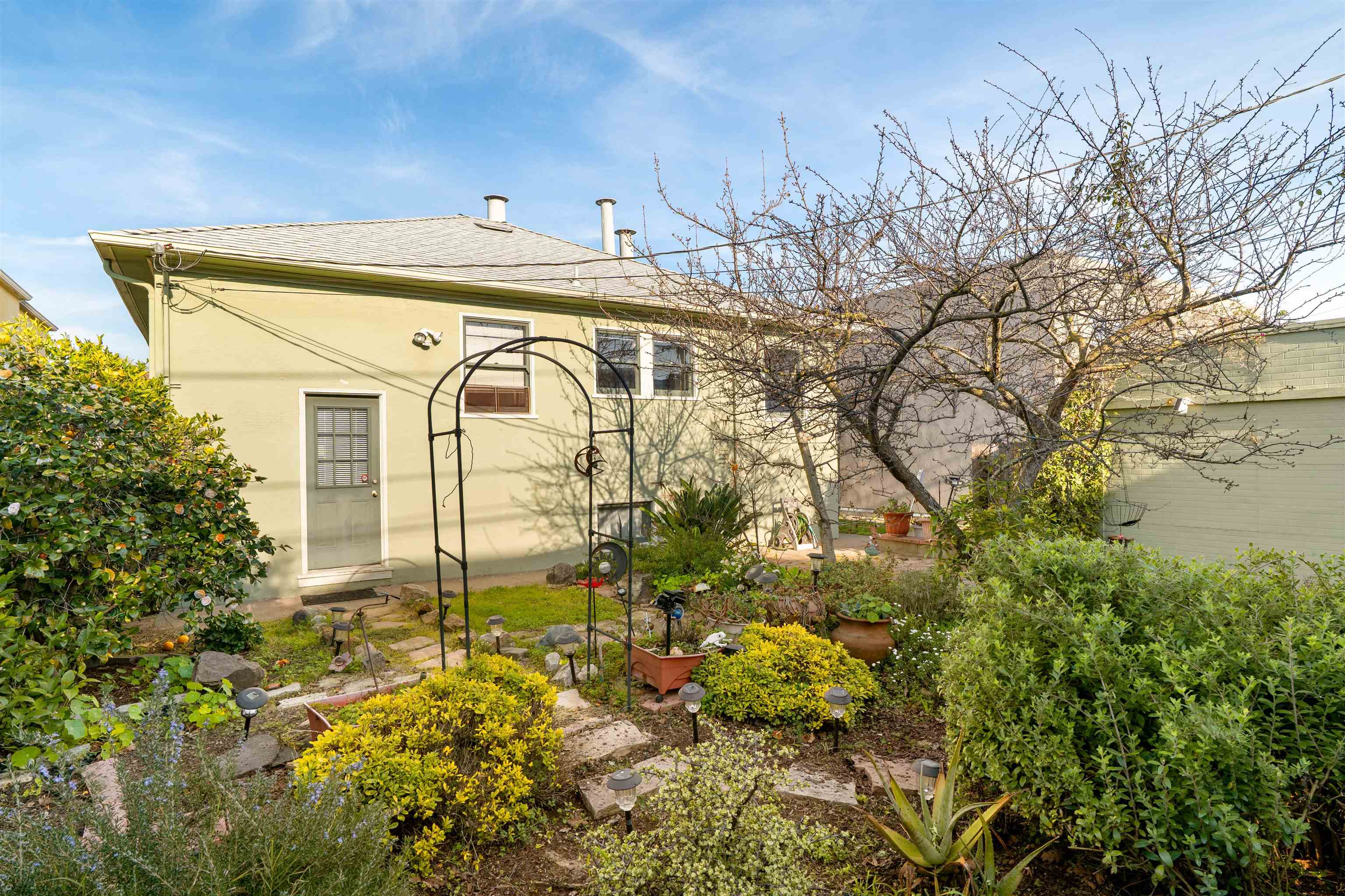 Detail Gallery Image 11 of 37 For 3010 Fairview Ave, Alameda,  CA 94501 - 2 Beds | 1 Baths