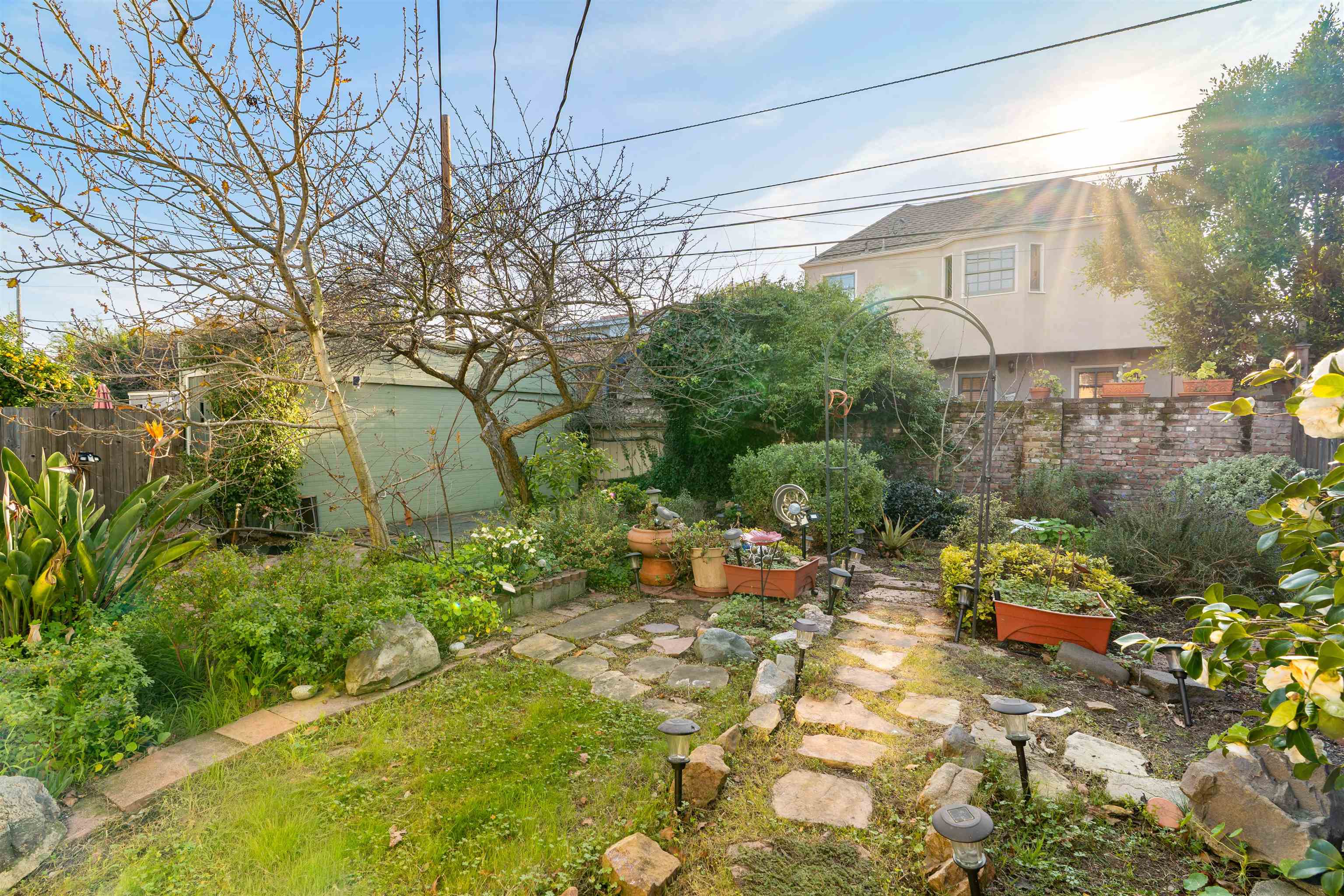 Detail Gallery Image 8 of 37 For 3010 Fairview Ave, Alameda,  CA 94501 - 2 Beds | 1 Baths