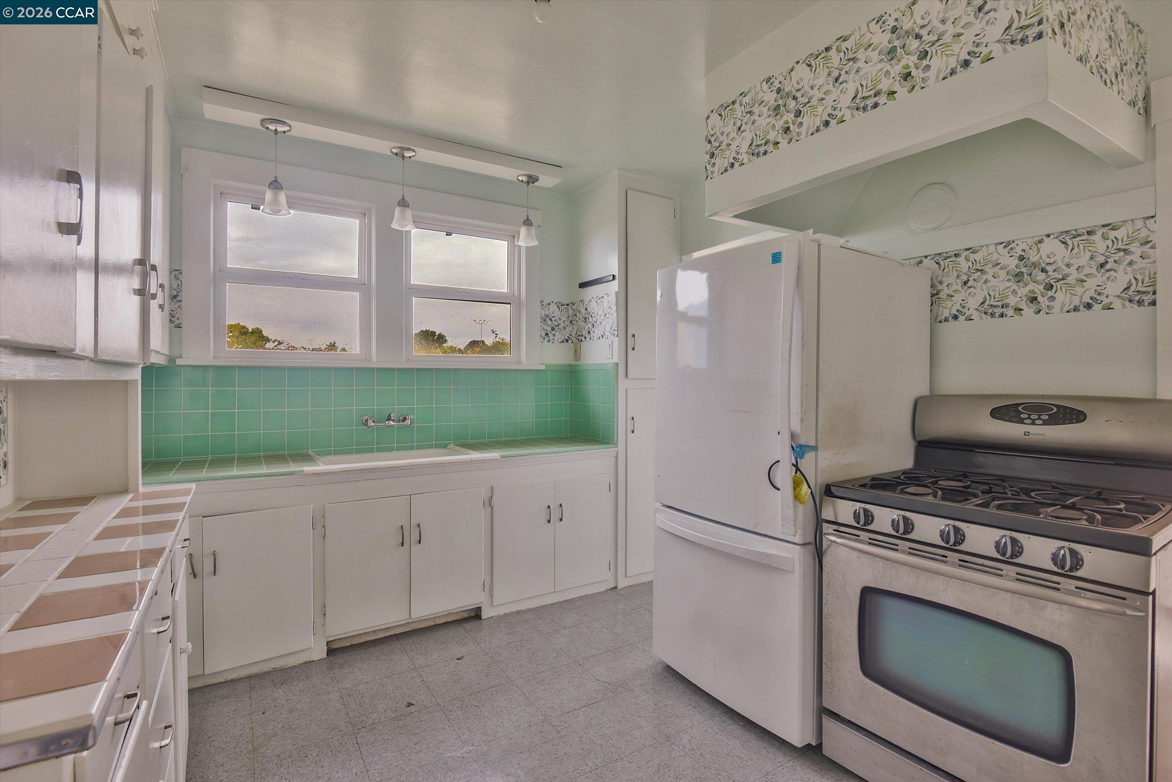 Detail Gallery Image 33 of 38 For 3750 Angelo Ave, Oakland,  CA 94619 - 4 Beds | 2 Baths